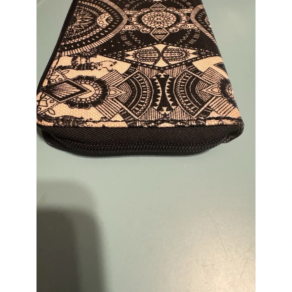 Sakroots‎ Women's Black And White Mandala Zip Around Wallet - Picture 10 of 10
